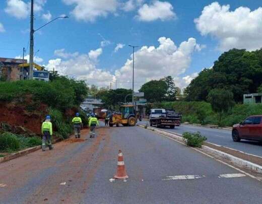 Desmoronamento de barranco interdita parte de avenida da Grande BH