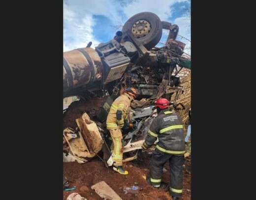 Acidente com trÃªs veÃ­culos deixa dois mortos em rodovia no interior de MG