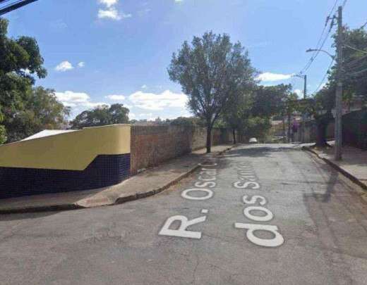 Ãnibus bate em muro de creche e deixa feridos em BH