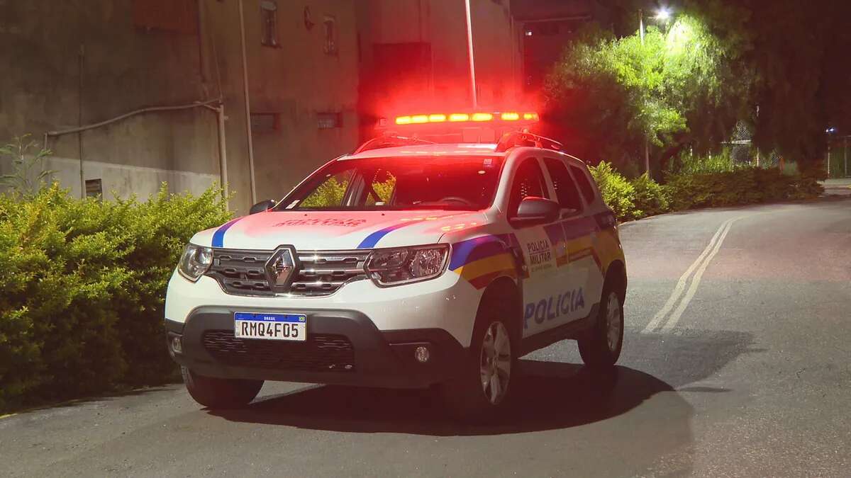 Homem sai de beco gritando por socorro e leva cinco tiros