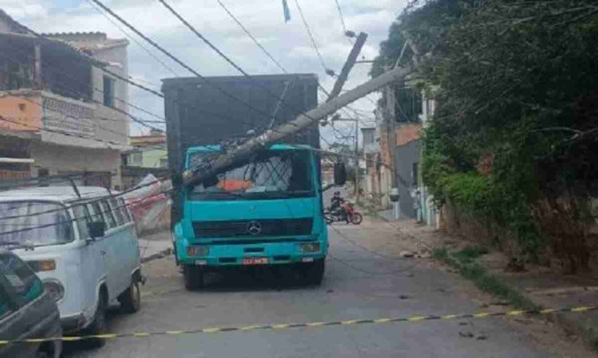 Queda de poste deixa mais de 500 imÃ³veis sem luz em Venda Nova, em BH