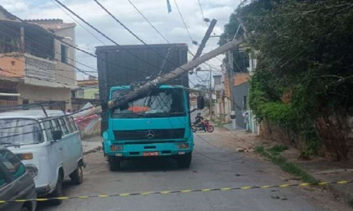 Poste cai sobre caminhÃ£o e bloqueia rua no Bairro CandelÃ¡ria