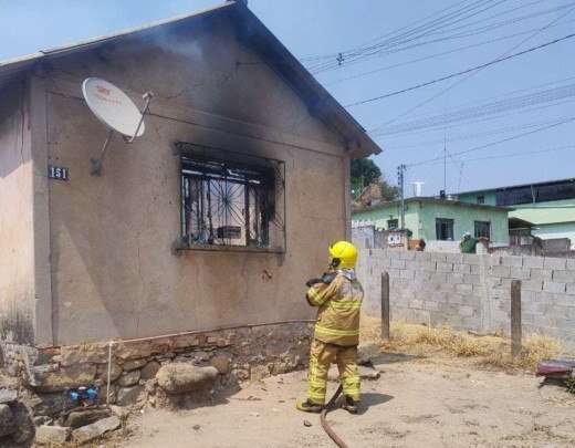 MG: idosa perde quase tudo em incÃªndio; filho teria ateado fogo na casa