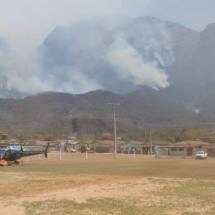 Arredores da Serra do CaraÃ§a sofrem com incÃªndio de grandes proporÃ§Ãµes