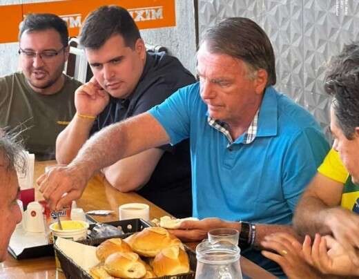 Bolsonaro toma cafÃ© em padaria na Vilarinho com Bruno Engler