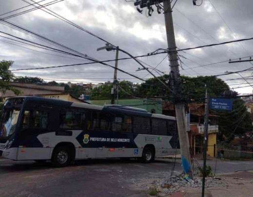 BH: Ã´nibus derruba poste, fecha rua e deixa 446 pessoas sem energia