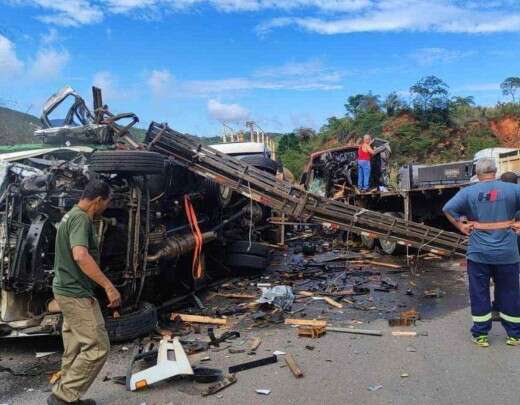 Acidente entre carretas e Ã´nibus fecha BR-381