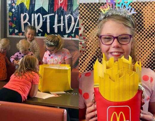 Menina volta a McDonaldâs em que nasceu para comemorar seus 10 anos