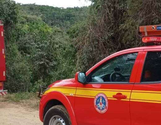 Bombeiros encontram cadÃ¡ver na beira da estrada no interior de Minas