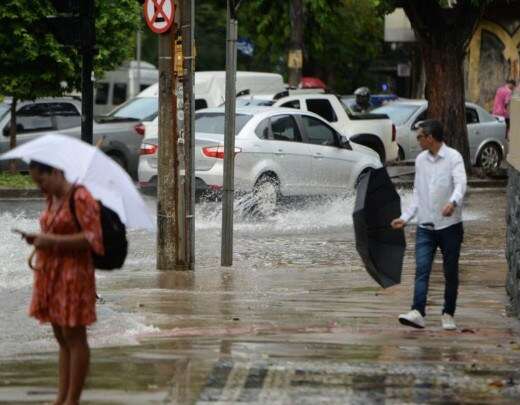 Chuva em Minas: Inmet alerta para âperigo potencialâ em 53 cidades