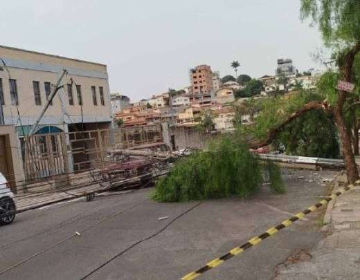 Grande BH: caminhÃ£o causa queda de poste e deixa moradores sem energia