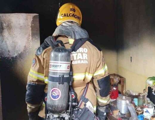 Adolescente em surto psicÃ³tico Ã© resgatado por bombeiros de casa em chamas