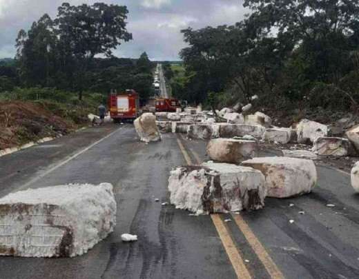 Carreta com algodÃ£o tomba, dois ficam feridos e BR-352 fica fechada