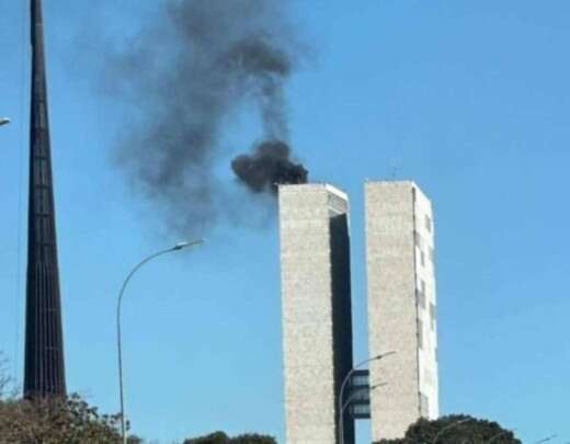 FumaÃ§a preta saindo das torres do Congresso assusta brasilienses