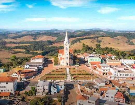 Homem Ã© executado dentro casa apÃ³s suposta agressÃ£o a namorada em Minas