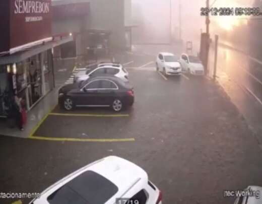 CÃ¢mera flagra momento exato da queda de aviÃ£o em Gramado,Â noÂ RS