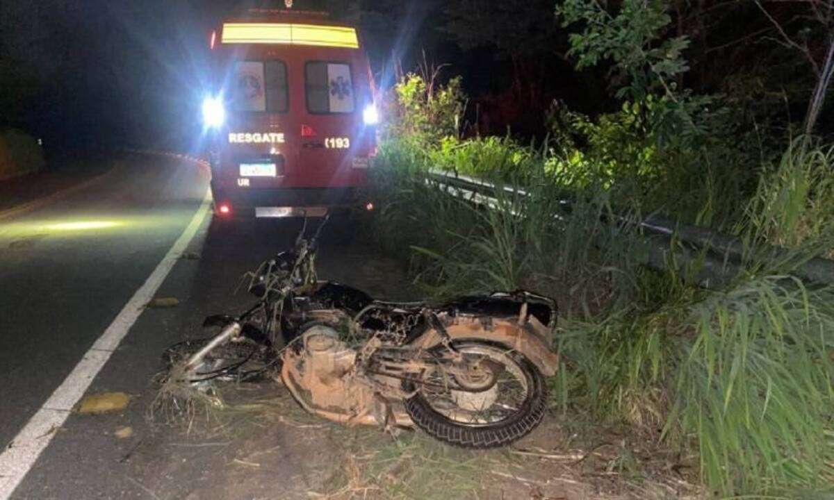 Motociclista perde controle, bate em proteÃ§Ã£o de curva e morre em Minas