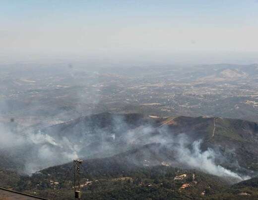 Serra da Piedade: sete bombeiros e 31 brigadistas atuaram contra o fogo