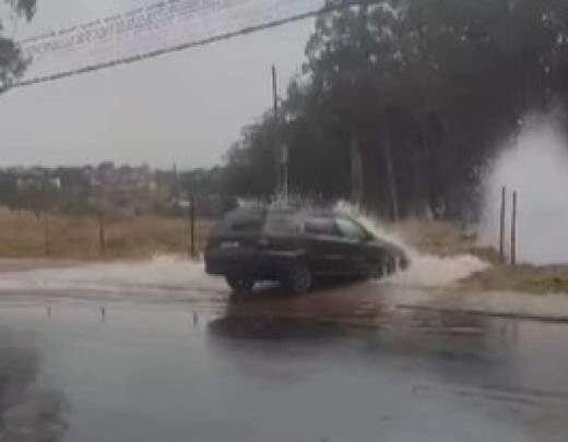 Vazamento em importante avenida de Contagem assusta motoristas