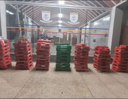 PolÃ­cia Militar apreende 235 barras de maconha em carro no Venda Nova