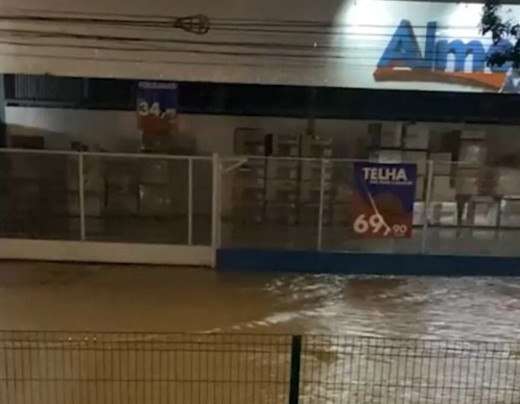 Chuva em BH: pessoas ficam ilhadas durante alagamento na Avenida Vilarinho