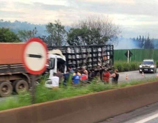 CaminhÃ£o bate em carreta e trÃ¢nsito na BR-040 fica bloqueado