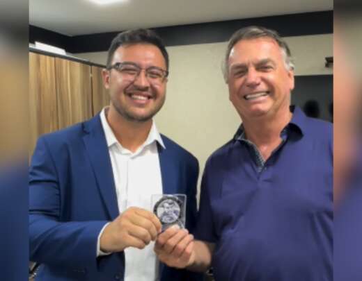 Bolsonaro dÃ¡ medalha de imbrochÃ¡vel para vereador mais votado de BH