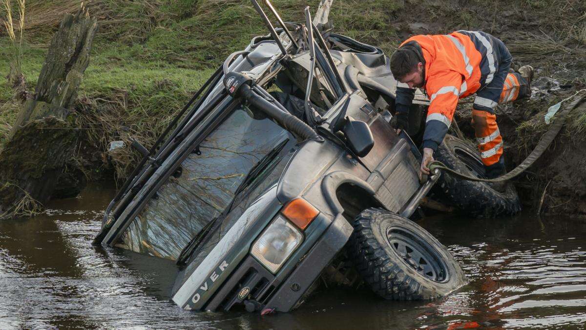 ‘Smash a window’: Horror as son sees dad die in sinking car