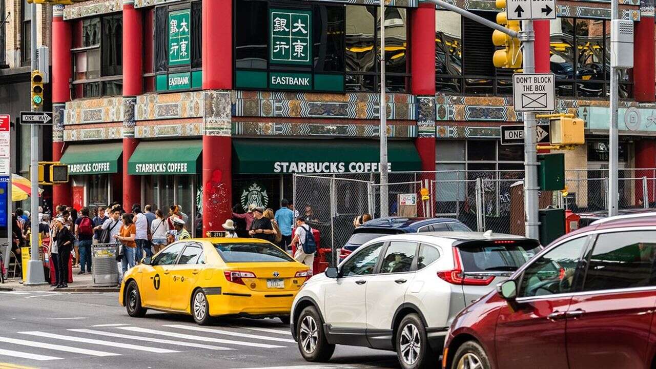 Comment le nouveau patron de Starbucks veut retrouver la « magie » de l'enseigne