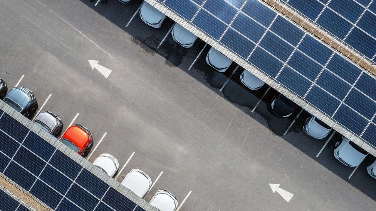 Des batteries dopées à l'IA au pied des panneaux solaires