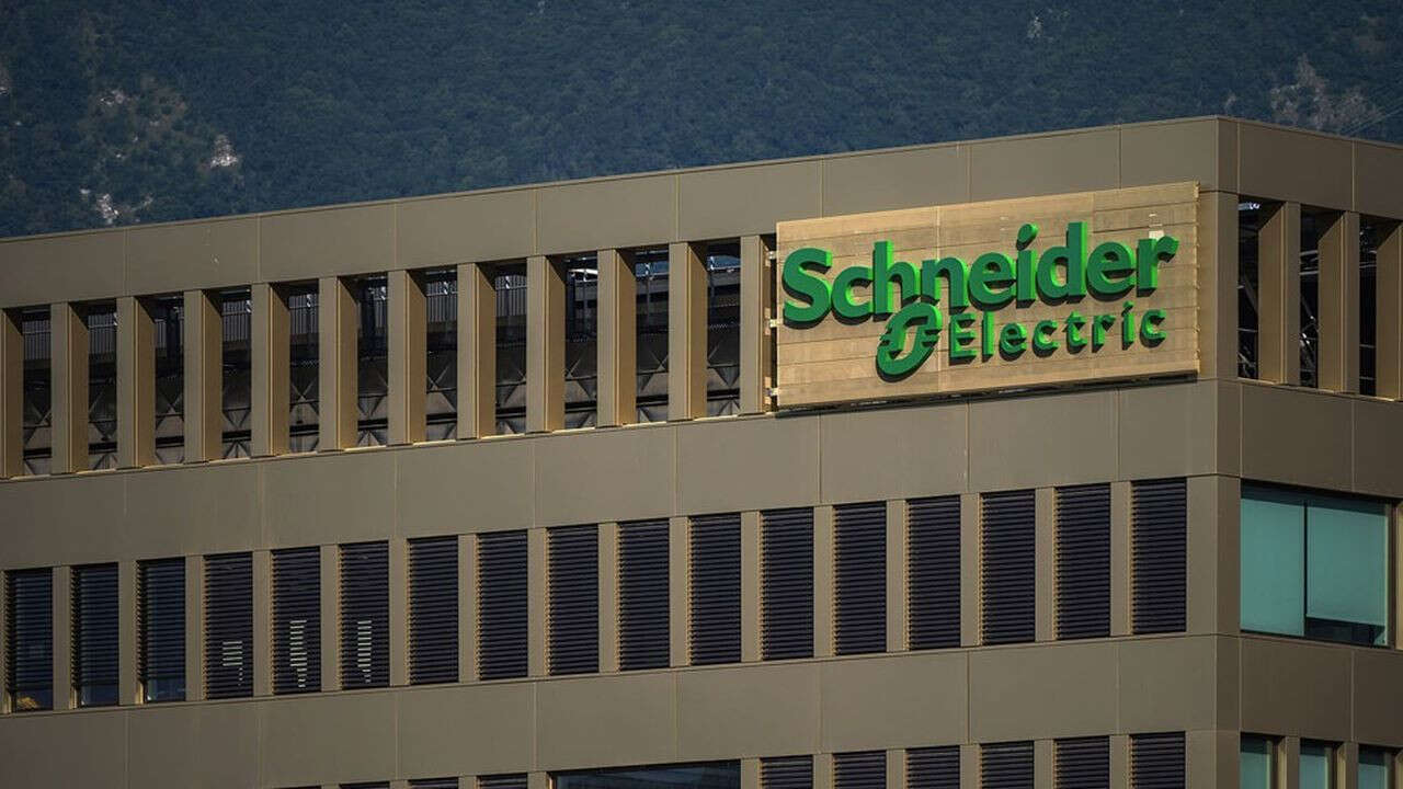 Schneider Electric continue de faire des étincelles et bat de nouveaux records