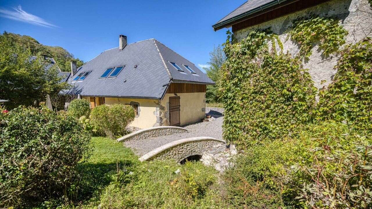 Immobilier : une spacieuse demeure de charme restaurée en bord de rivière à 15 minutes d'Annecy