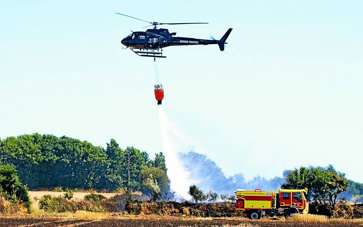 Un feu détruit près de 3 hectares de broussailles à Beuzec-Cap-Sizun : 27 largages ont été effectués par l’hélicoptère bombardier d'eau