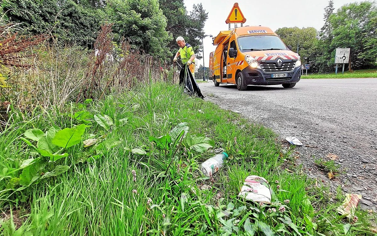 « Une vis sans fin, c’est désolant ! » :    sur la rocade de Rennes, les agents de la Diro ramassent les déchets à la pelle
