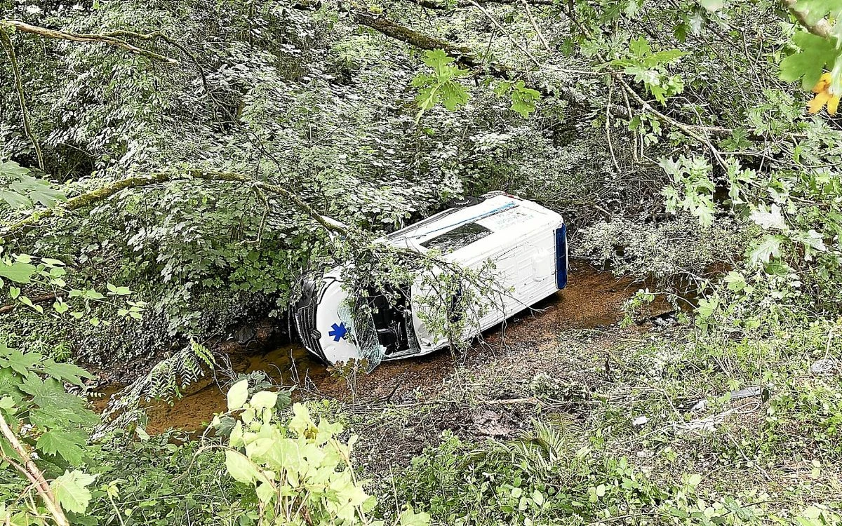 À Vannes, une ambulance sort de route et chute dans un cours d’eau : deux femmes transportées en urgence