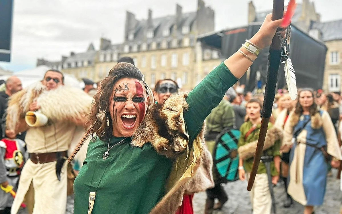 Malgré un peu de pluie, Dinan se pavane avec joie pour la Fête des Remparts