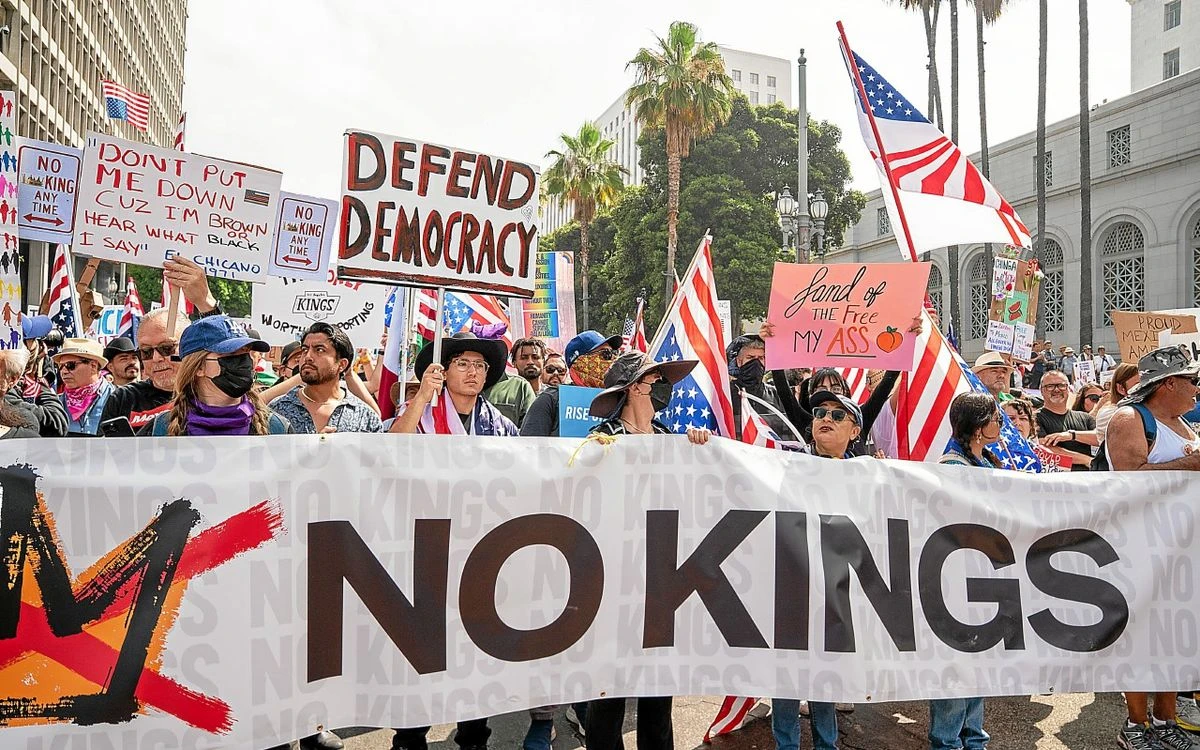 « Pas de rois » : des manifestants anti-Trump mobilisés à travers les États-Unis, un blessé grave à Salt Lake City