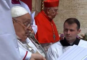 Papa Francisco defende liberdade religiosa em mensagem de Páscoa e anda de papamóvel