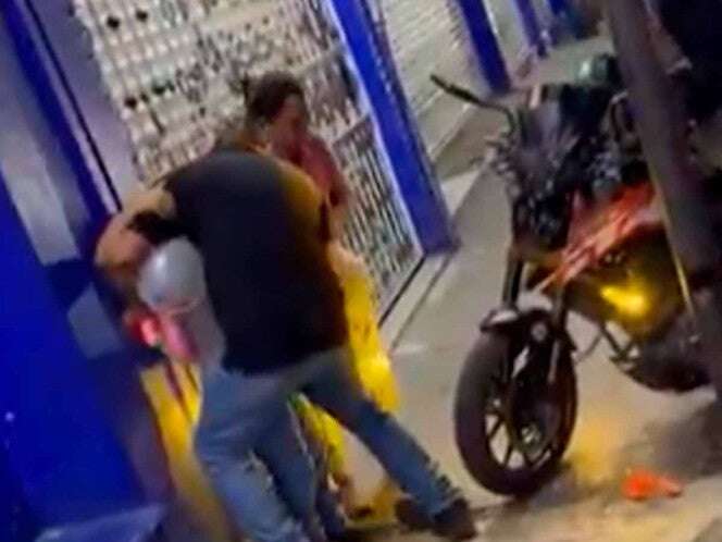 Motociclista quería apantallar durante peregrinación y arrolla a una menor en Veracruz | VIDEO