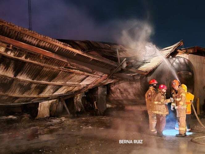 Arde bodega de tráileres en Nuevo León y provoca evacuación