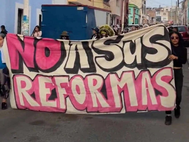 Con danzas y consignas, marchan contra la gentrificación en Querétaro