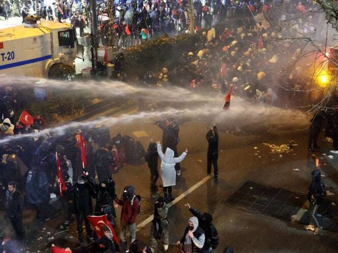 Cuarta noche de multitudinarias protestas en apoyo al alcalde de Estambul. VIDEO