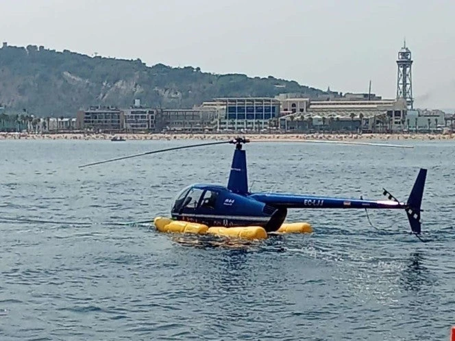 VIDEO: Helicóptero turístico aterriza de emergencia en las aguas de una playa