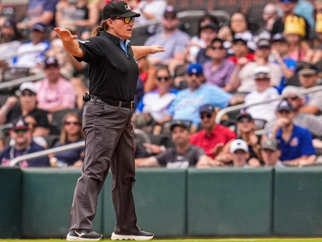 Jen Pawol derriba una barrera de género al ser la primera umpire en las Grandes Ligas