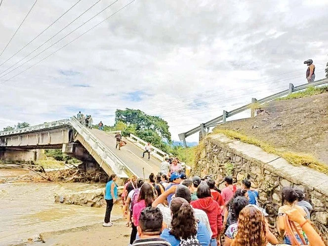 Lluvias dejan muertos y daños en tres estados; colapsan puentes