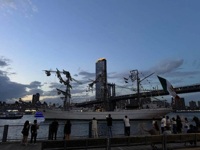 Embajador de EU ofrece apoyo tras accidente de Buque Cuauhtémoc en NY