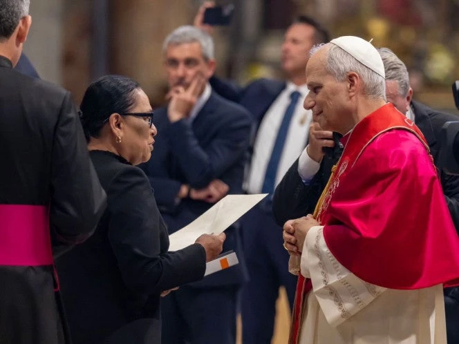 VIDEO: Rosa Icela hace entrega de invitación al Papa; pontífice envía saludos a México