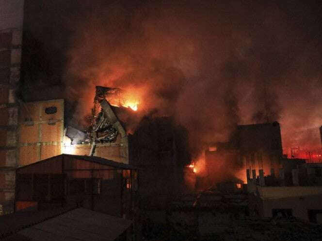 VIDEO: Incendio en centro histórico de Perú cumple dos días; 300 bomberos desplegados