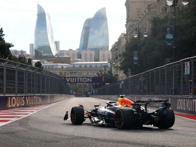 Verstappen ganó la ‘pole’ en Azerbaiyán; hubo 6 banderas rojas