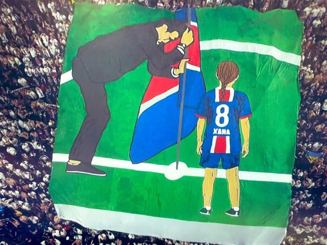 Afición de PSG rinde homenaje a Luis Enrique y Xana, su hija